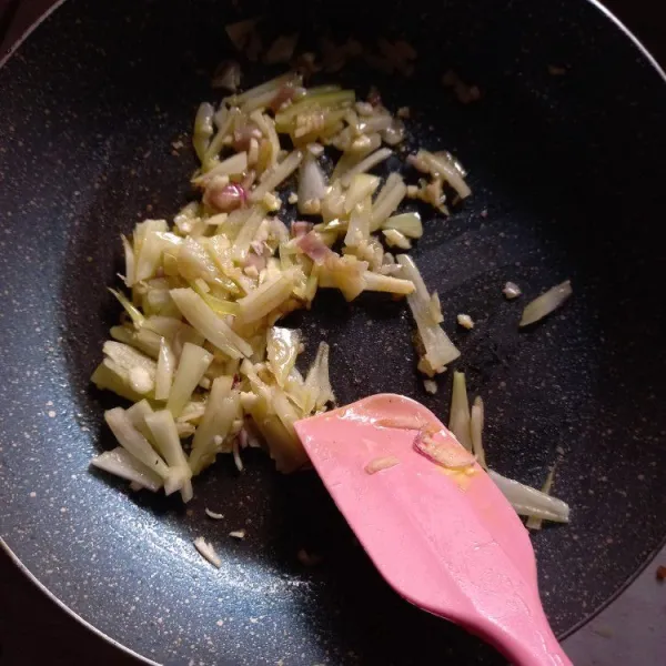 Panaskan margarin, tumis bawang putih dan bawang bombai sampai harum