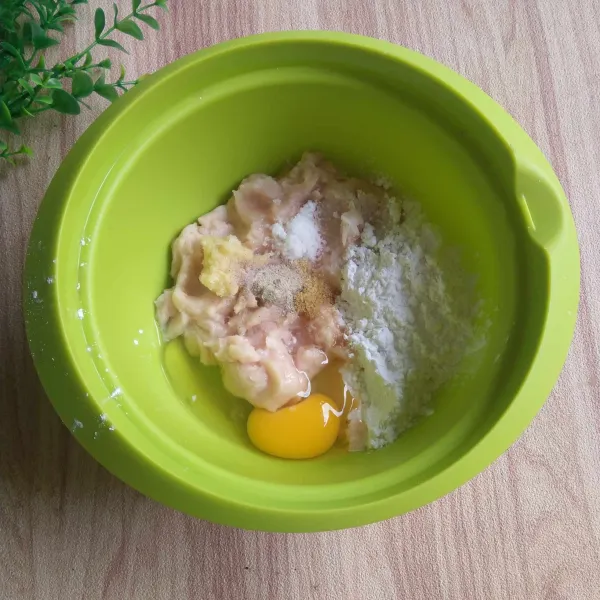 Campurkan ke dalam wadah, ayam giling, tepung sagu, telur, garam, kaldu bubuk dan merica. Aduk-aduk sampai rata.
