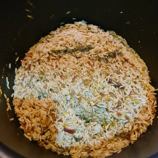 Masukkan beras, campur rata.