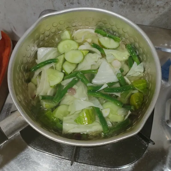 Masukkan kacang panjang dan kubis, aduk sampai layu.