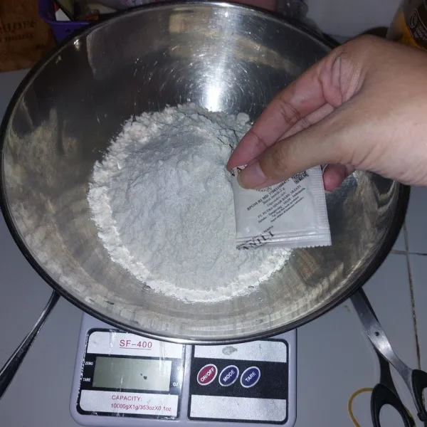 Campurkan bahan kering (terigu, garam, vanilli bubuk, baking powder). Aduk rata lalu sisihkan.