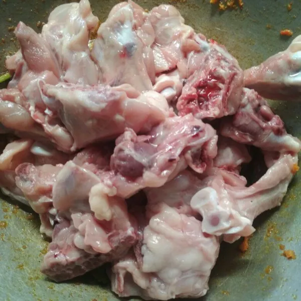 Masukkan balungan ayam masak hingga balungan ayam berubah warna