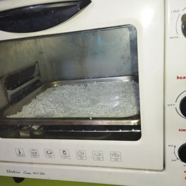 Lalu oven tepung dengan sushu 100°c sekitar 12 - 15 menit. Lalu angkat kemudian selagi panas langsung aduk-aduk tepung shihlin agar tidak saling menempel, lalu diamkan tepung hingga dingin.