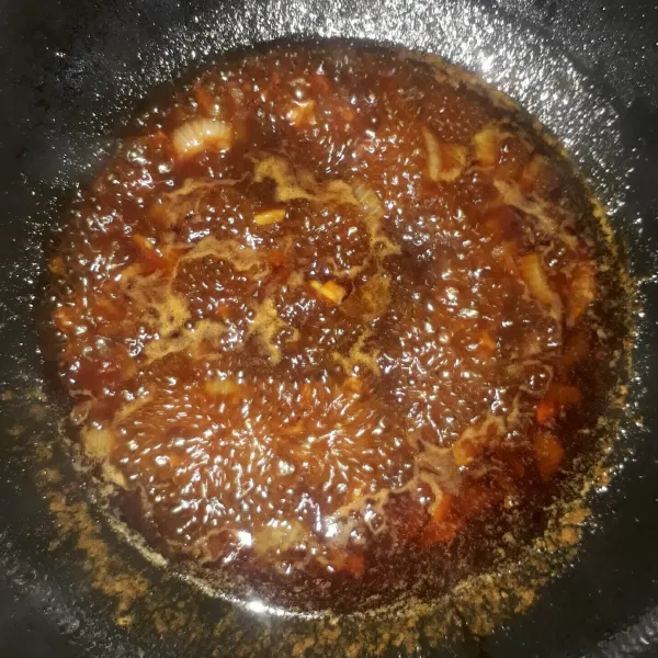 Tambahkan air kaldu, garam dan gula lalu masak sampai mendidih.