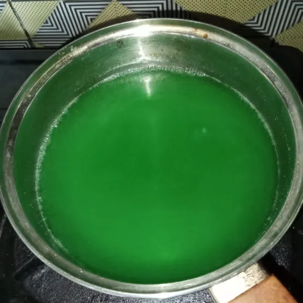 Masak agar-agar, gula pasir, air dan garam hingga mendidih.