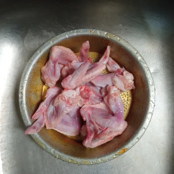 Cuci bersih ayam, kemudian lumuri dengan perasan air jeruk nipis.
Kemudian diamkan selama 15 menit.