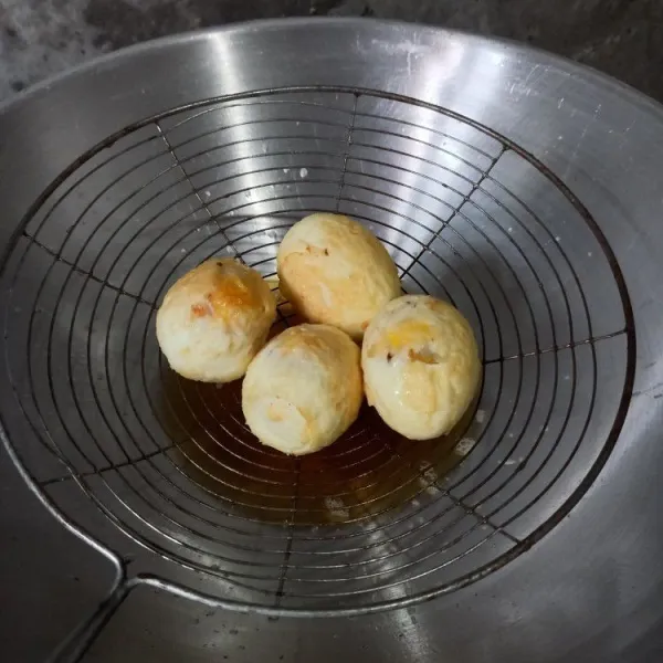 Rebus, kupas dan goreng telur sampai berkulit.