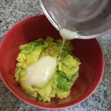 Kupas alpukat, kerok bagian dalamnya.
Kemudian campur dengan kental manis sesuai selera, aduk rata.
