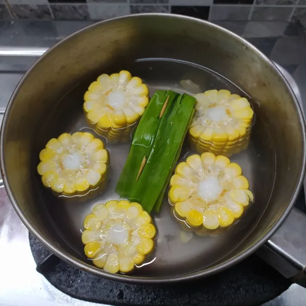 Masukkan jagung dalam panci, tambahkan secukupnya air dan daun pandan.
Rebus sampai air mulai naik suhunya.