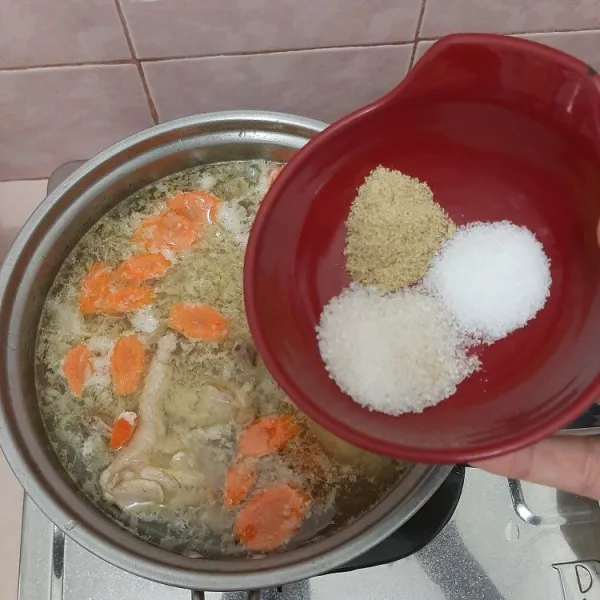Lalu masukkan garam, penyedap rasa, dan gula putih, aduk-aduk.