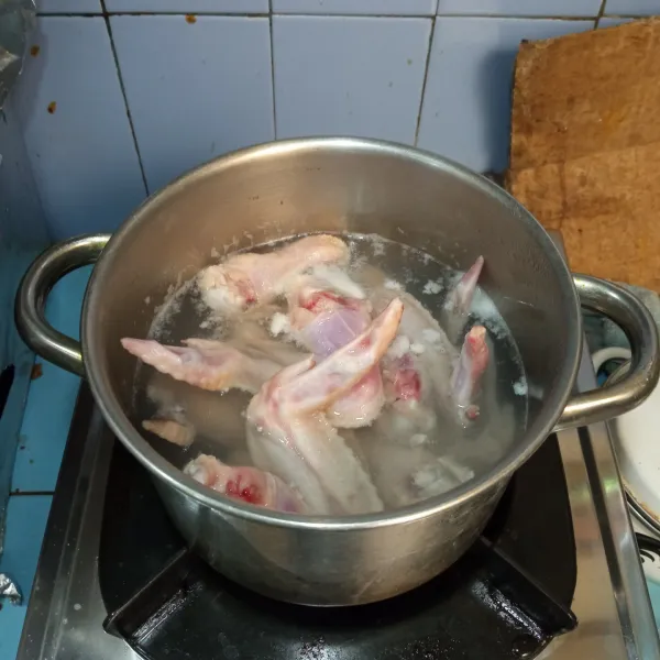 Didihkan air, lalu masukkan ayam. 
Rebus selama 4 menit, kemudian angkat dan tiriskan.