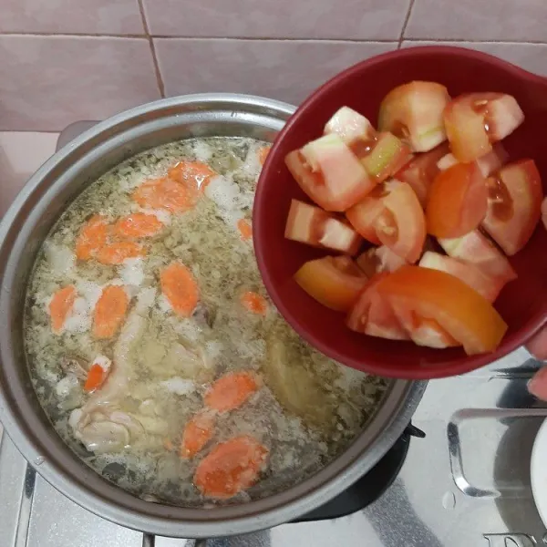 Masukkan tomat yang sudah dipotong-potong, jangan lupa cicipi rasanya. Setelah matang, lalu angkat dan sajikan.