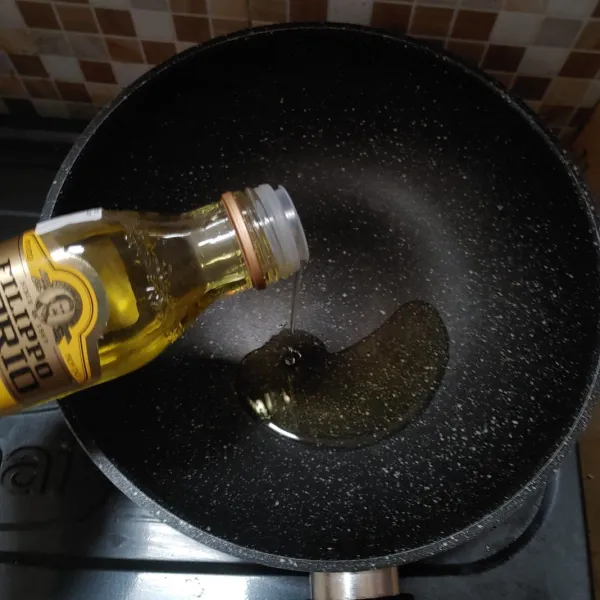 Panaskan olive oil, bisa menggunakan minyak canola.