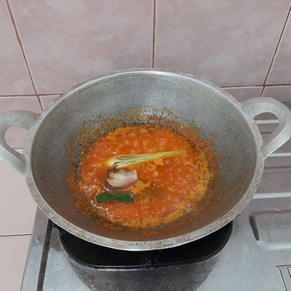 Masukkan serai dan lengkuas.