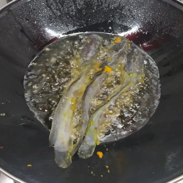 Panaskan minyak goreng, masukkan ikan lele dan goreng sampai matang di kedua sisi.
Angkat dan tiriskan lalu letakkan di piring saji.