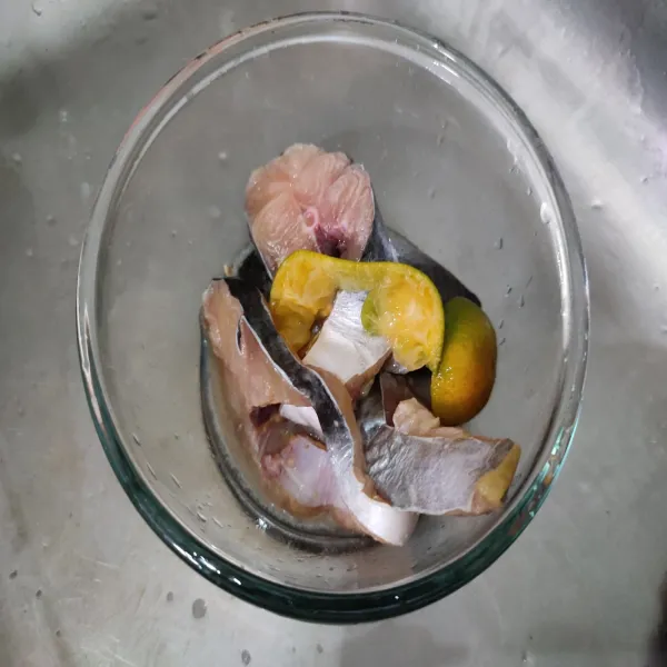 Cuci bersih ikan patin, kemudian beri jeruk nipis dan garam, marinasi selama 15 menit kemudian bilas kembali hingga bersih.