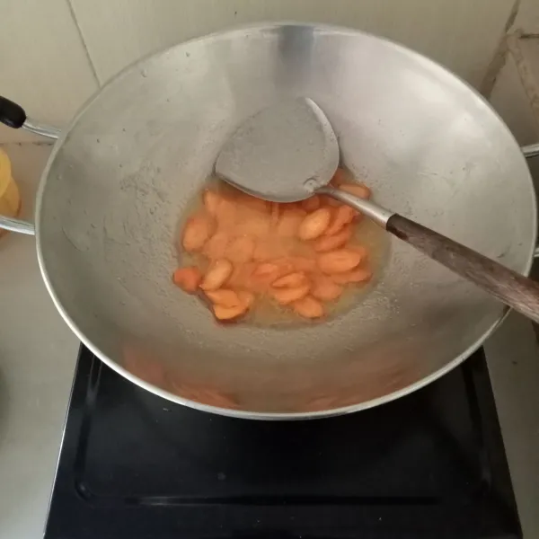 Panaskan minyak goreng, tumis bumbu halus hingga harum.
Masukkan wortel dan air, masak hingga wortel matang.