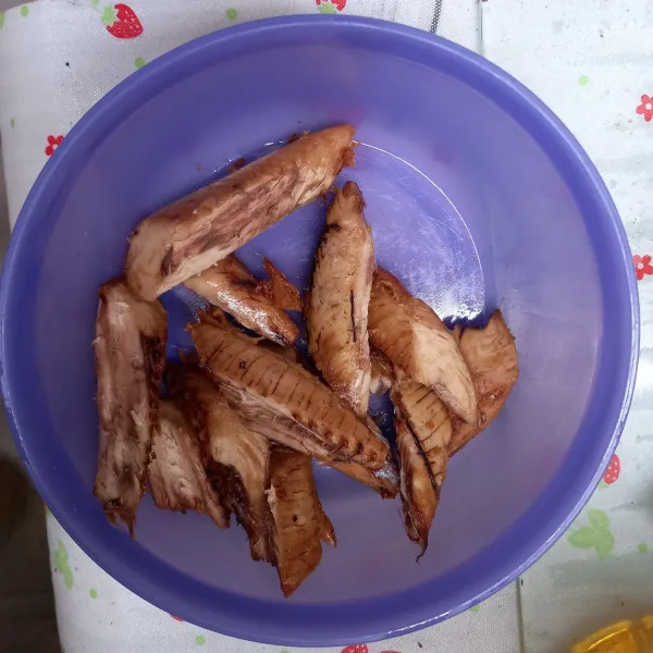 Potong ikan tongkol sesuai selera dan goreng hingga matang namun jangan terlalu kering.
