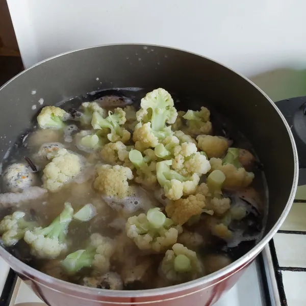Tambahkan kembang kol dan daun bawang lalu masak sebentar, sajikan selagi hangat