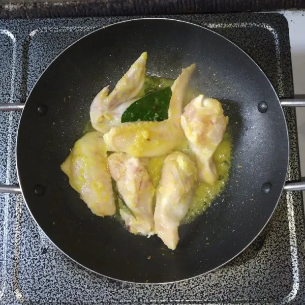 Masukkan sayap ayam, masak hingga ayam berubah warna.