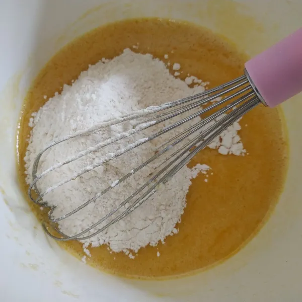 Tambahkan tepung terigu, baking powder dan soda kue, aduk asal rata jangan over mix.