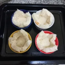 Siapkan wadah tahan panas, olesi dengan margarin, tata roti dan rapihkan di atas loyang.
Panggang dengan suhu 150°C selama 25 hingga 30 menit.