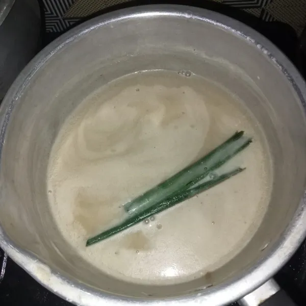 Campur semua bahan kuah gula, masak sambil terus diaduk hingga mendidih dan gula larut.