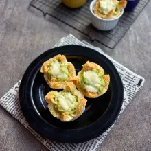Letakkan roti pada piring saji.