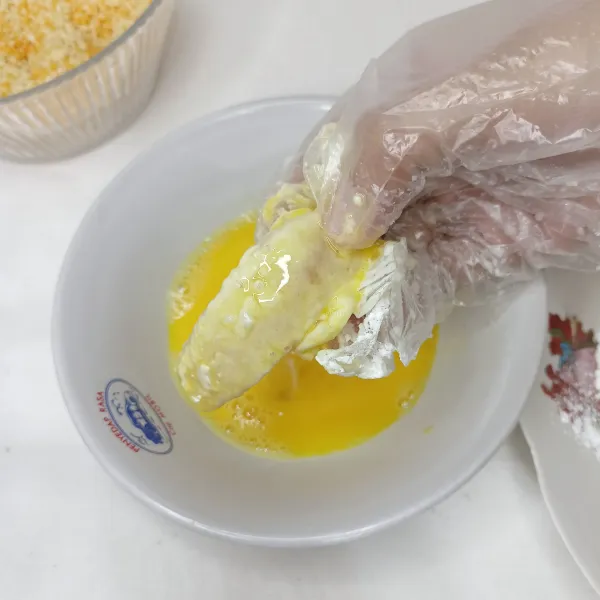 Celupkan ke dalam telur.