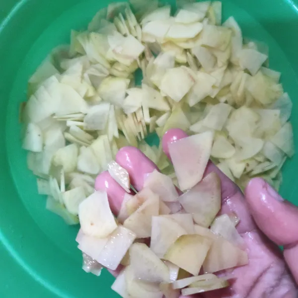 Kupas kentang, potong-potong tipis, cuci bersih lalu tiriskan.