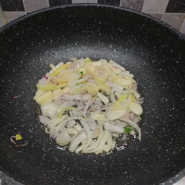 Panaskan minyak goreng secukupnya, tumis bawang putih dan bawang bombay sampai layu dan harum.