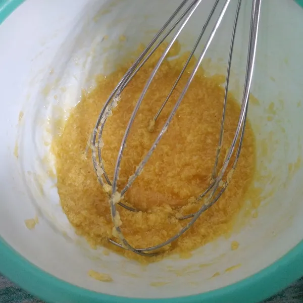 Sambil menunggu buat adonan topping, kocok margarin hingga lembut kemudian masukkan gula, aduk hingga rata.