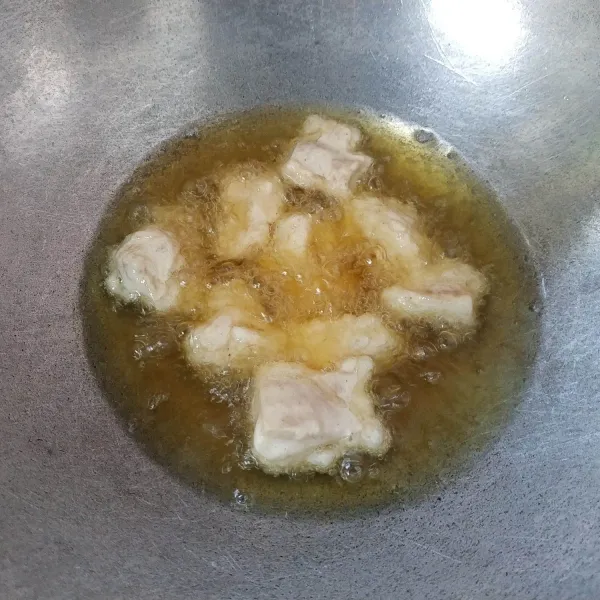 Panaskan minyak goreng secukupnya, masukkan ayam goreng hingga matang. Setelah matang angkat dan tiriskan.