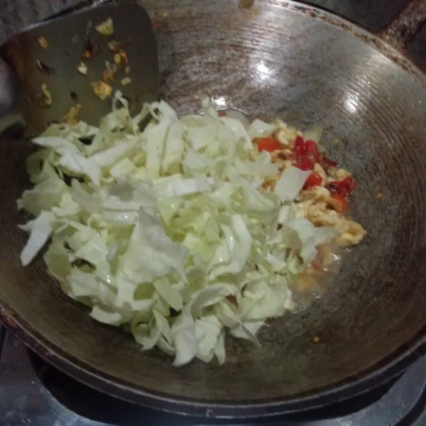 Masukkan kol tambahkan air bila diperlukan, masak kedua sayur sampai matang.