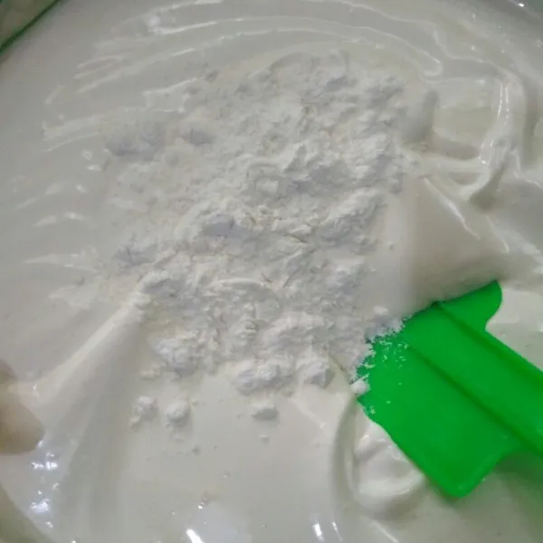Aduk rata tepung terigu dan baking powder kemudian tambahkan pada adonan dengan cara di saring sedikit demi sedikit, aduk balik dengan spatula.