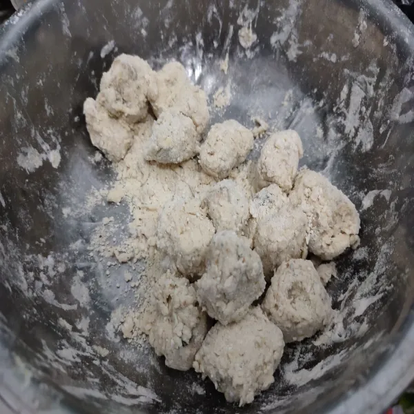Jika ingin kulitnya tebal boleh melakukan 2 kali pembaluran, celupkan sekali lagi ke adonan pencelup, lalu campurkan lagi ke tepung kering.