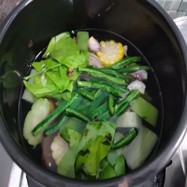 Lalu masukkan daun melinjo dan kacang panjang serta bawang merah.
