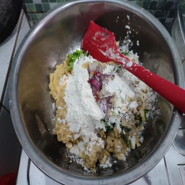 Campurkan semua bahan perkedel, aduk rata.