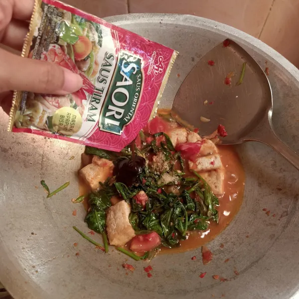 Masukkan bumbu saus tiram.