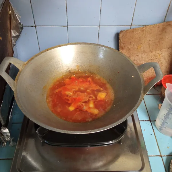 Kemudian tuang air, tambahkan saus tomat, saus cabai, garam, gula pasir, kaldu bubuk dan merica bubuk, masak hingga mendidih.