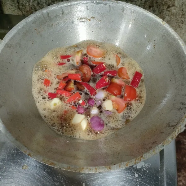 Goreng cabe, bawang merah, bawang putih, dan tomat, sampai matang.