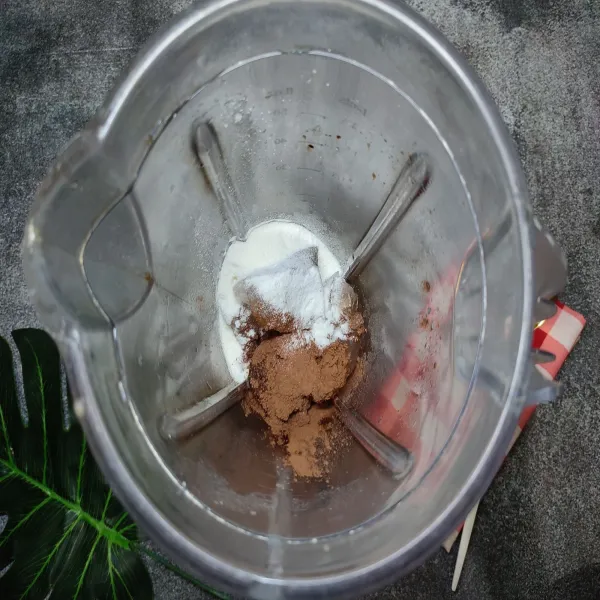 Tuang es batu, coklat bubuk, creamer bubuk ke dalam blender.