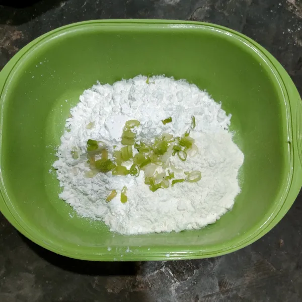 Campur tepung tapioka dan tepung terigu, lalu masukkan daun bawang.