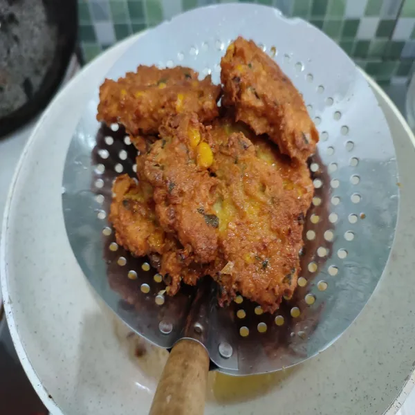 Jika sudah matang, angkat, tiriskan minyak.
Sajikan di atas piring saji.