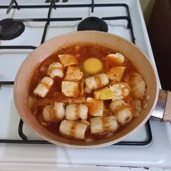 Masukan telur ayam, masak hingga kematangan yang diinginkan.