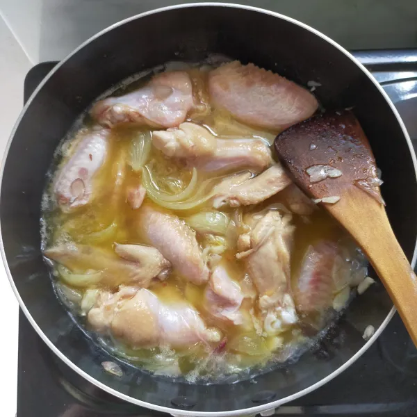 Kemudian tuang kaldu ayam, masak hingga mendidih.