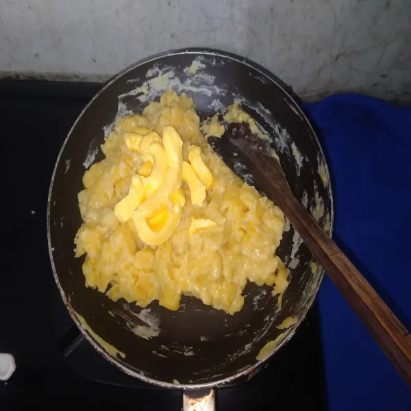 Setelah terasa padat dan berat, kemudian masukkan margarin. 
Aduk merata.