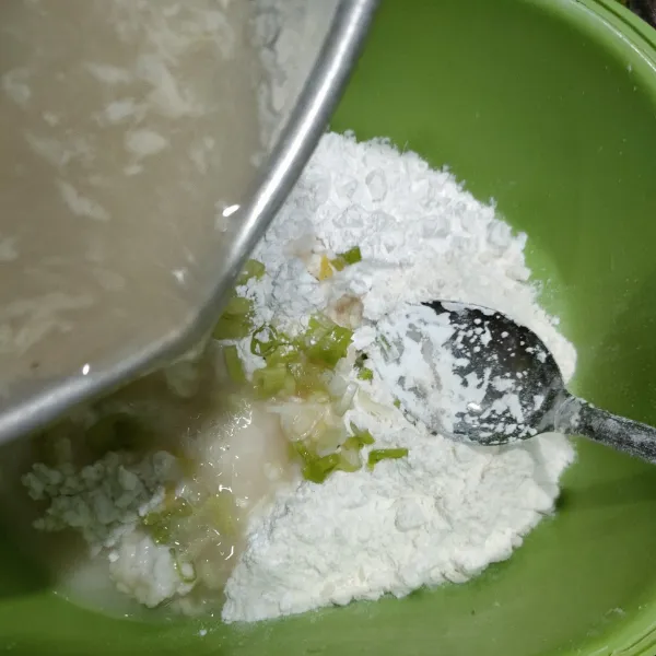 Masukkan air panas kedalam adonan tepung.