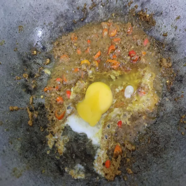 Jika bumbu sudah mulai agak kering, masukkan telur ayam, buat orak-arik.
Bumbui dengan kaldu bubuk dan merica.