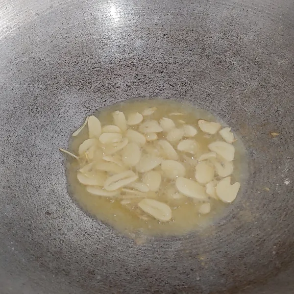 Goreng bawang putih hingga kuning kecokelatan.